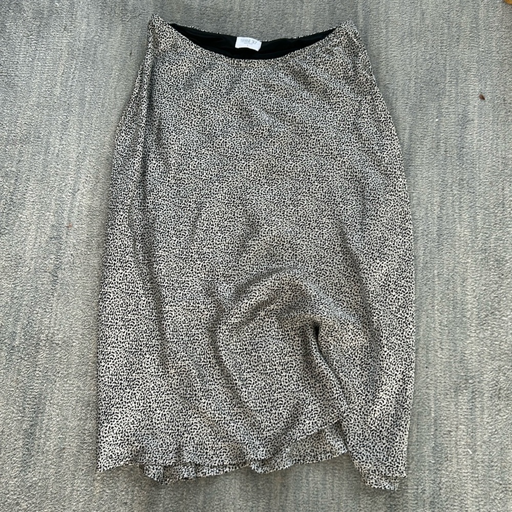 Skirt with lining
30” length
Liner is 18”
Waist 36” fully stretched 28” relaxed